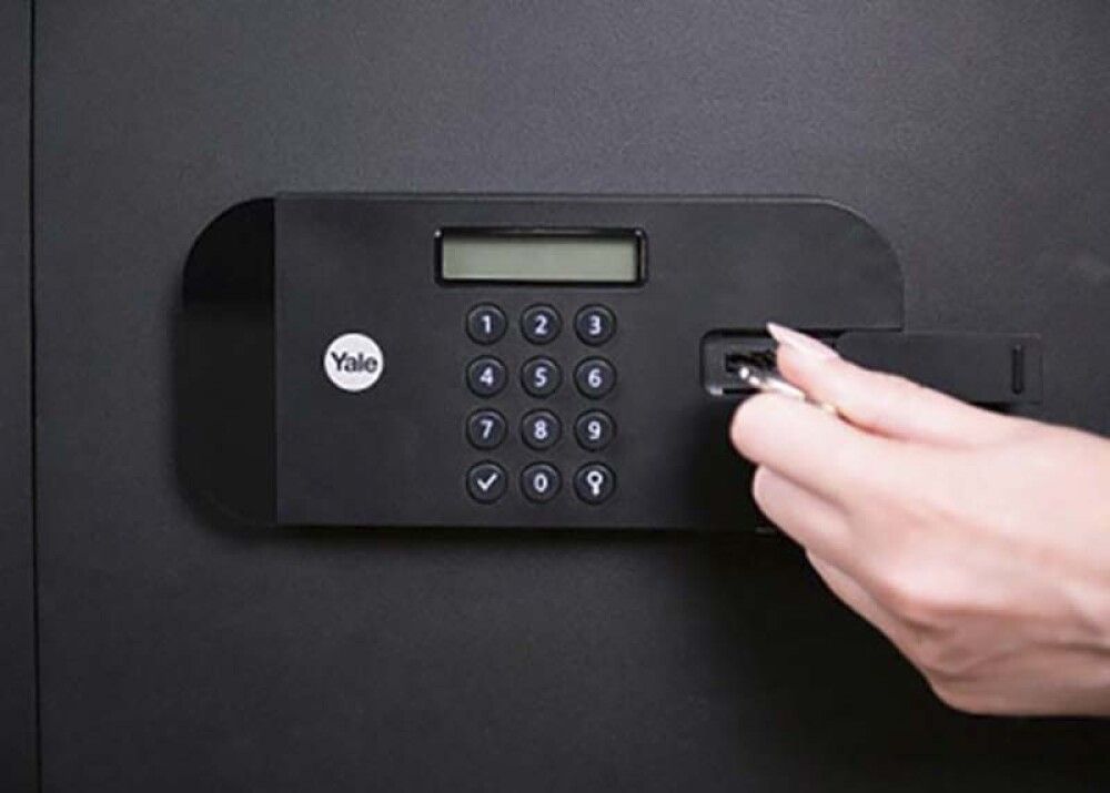 Öryggisskápur Basis Office Large Yale