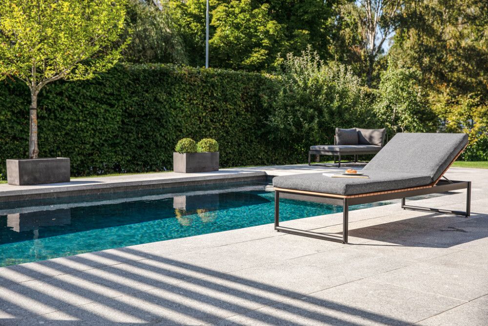 Sólbekkur 193x72x92 cm með sessu Sensum Bergby ál/eukalyptus