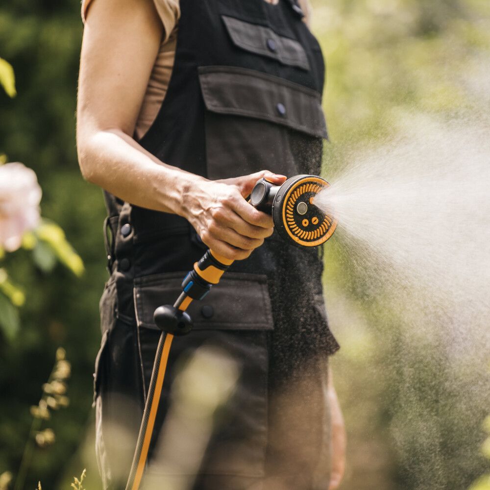 Vatnsbyssa Fiskars Multi control