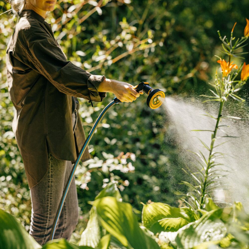 Vatnsbyssa Fiskars Multi control