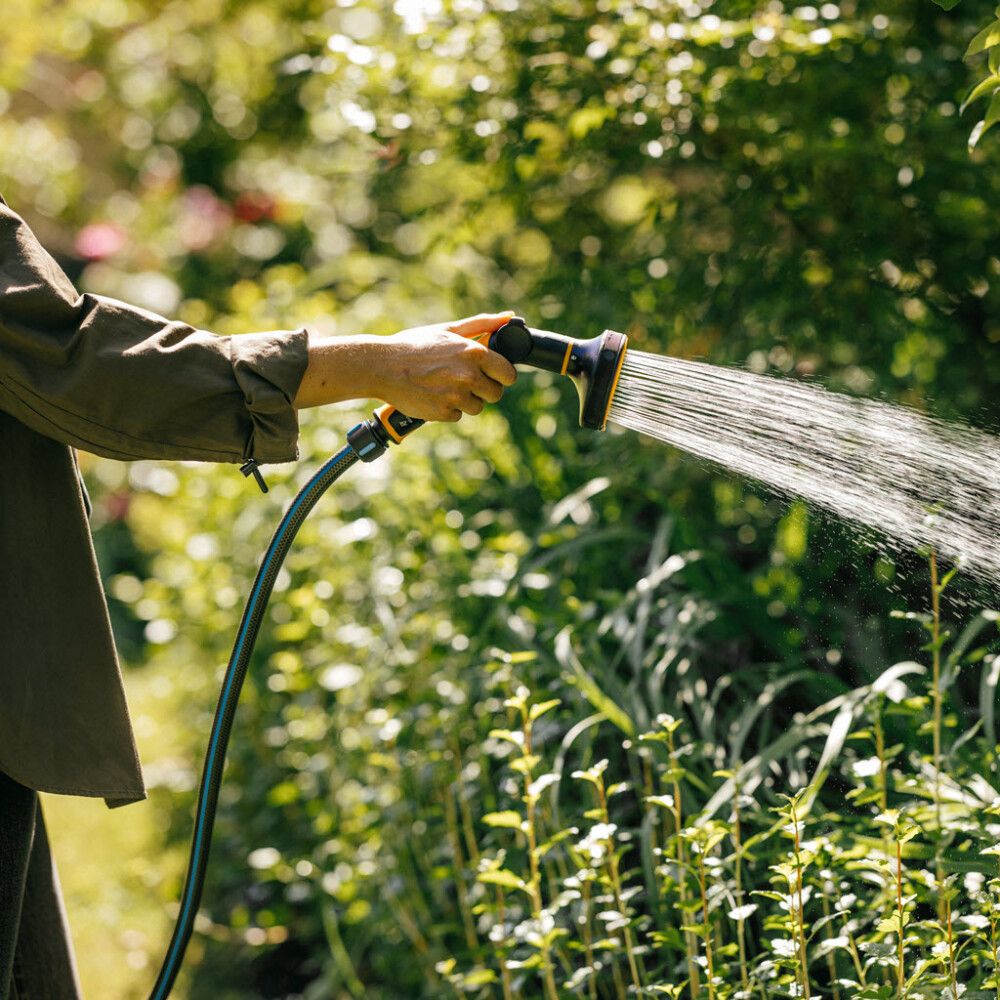 Vatnsbyssa Fiskars Multi control