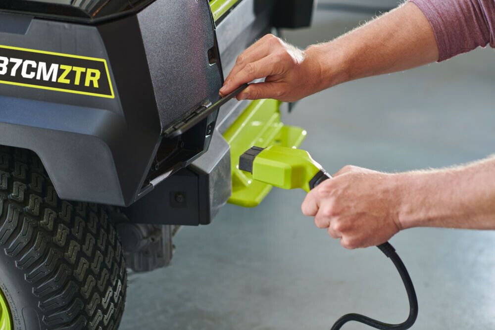 Sláttutraktor rafmagns Zero turn RY72ZTRX137-310