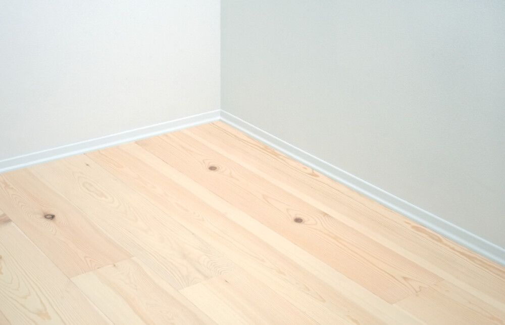 Gólflisti plast 16x40x2500 mm hvítur