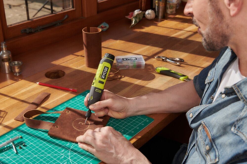 Fræsari með aukahlutum 2Ah 4V Ryobi RT4120GA15