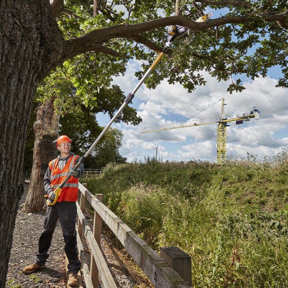 Keðjusög 18V 20cm langt skaft DeWALT DCMPS567N