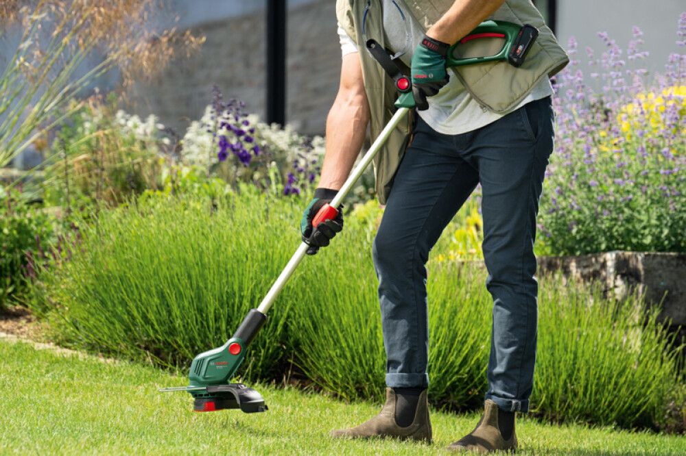 Sláttuorf 1x2Ah 18V Bosch UniversalGrassCut 26cm