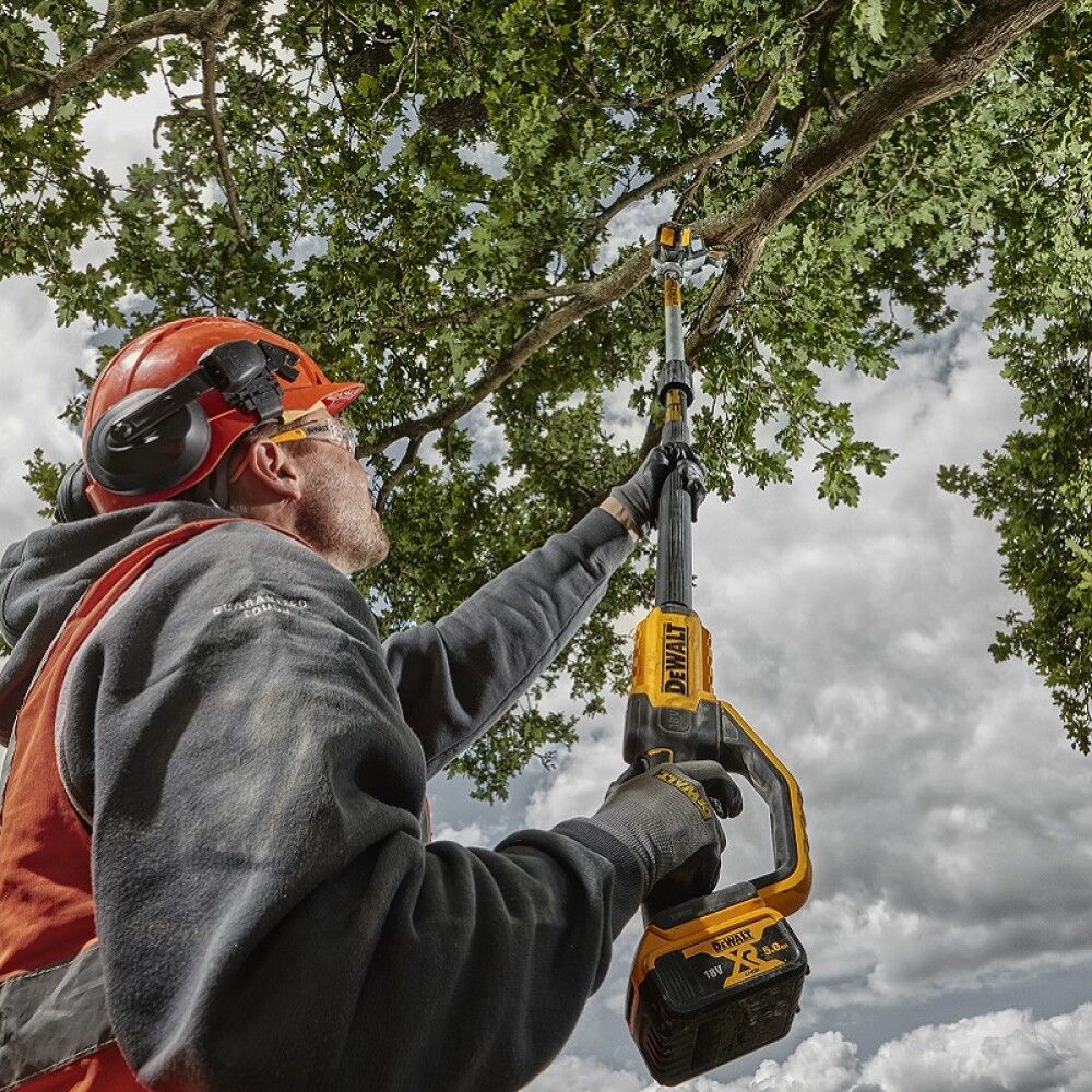 Keðjusög 18V 20cm langt skaft DeWALT DCMPS567N