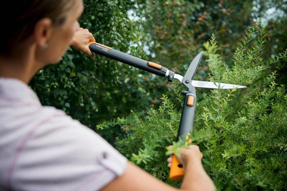 Hekkklippur með lengjanlegu skafti Fiskars SmartFit