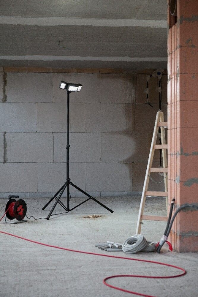 Vinnuljós LED á þrífæti 42W